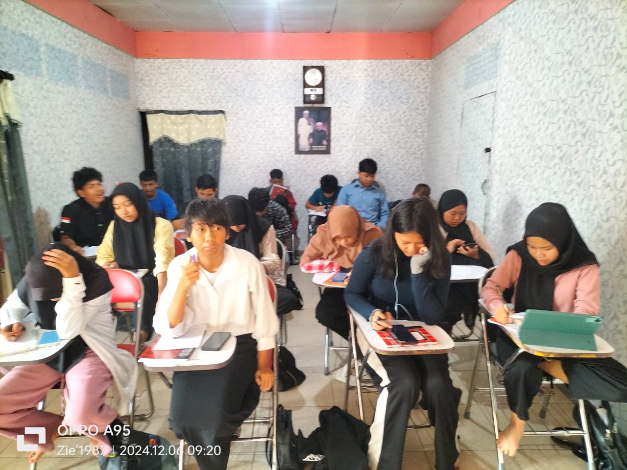 Kegiatan Belajar Mengajar Bersama Warga Belajar Paket B Dan C
